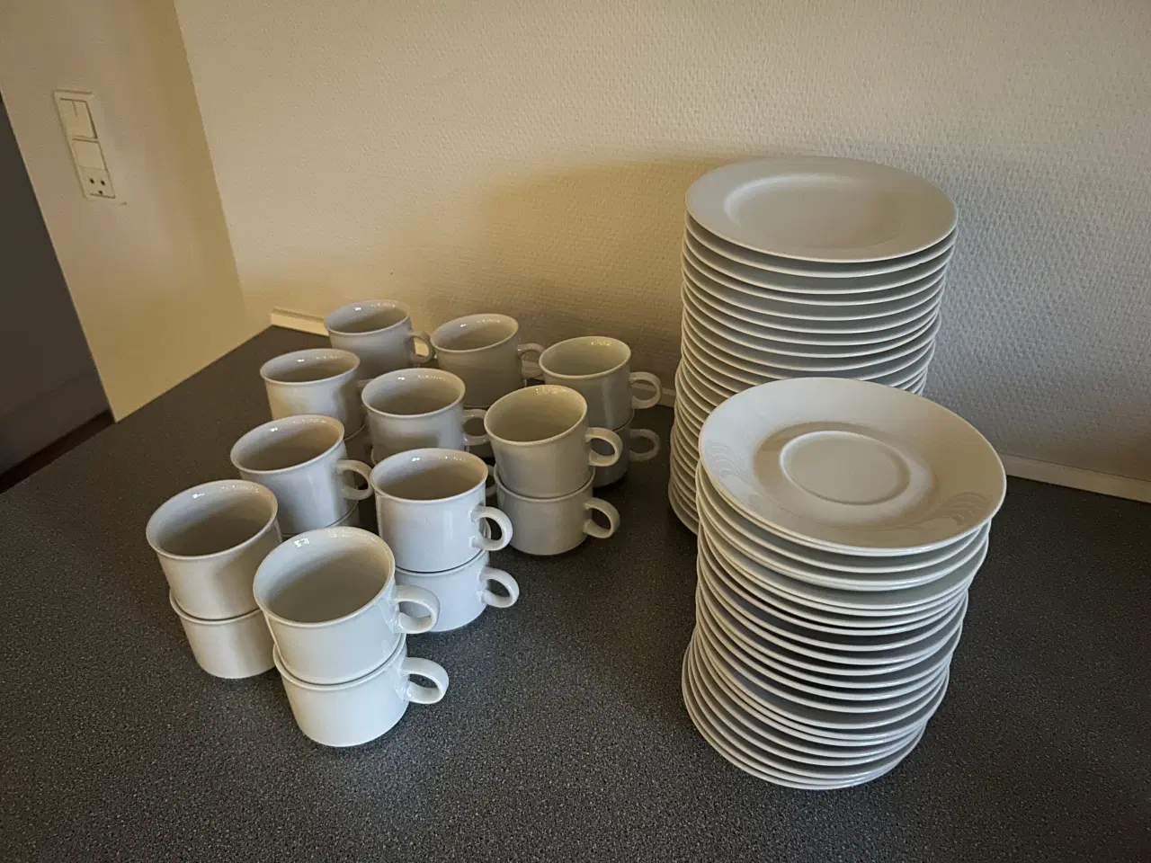 Billede 4 - Hvidt stel. Kopper, underkopper og kagetallerkener