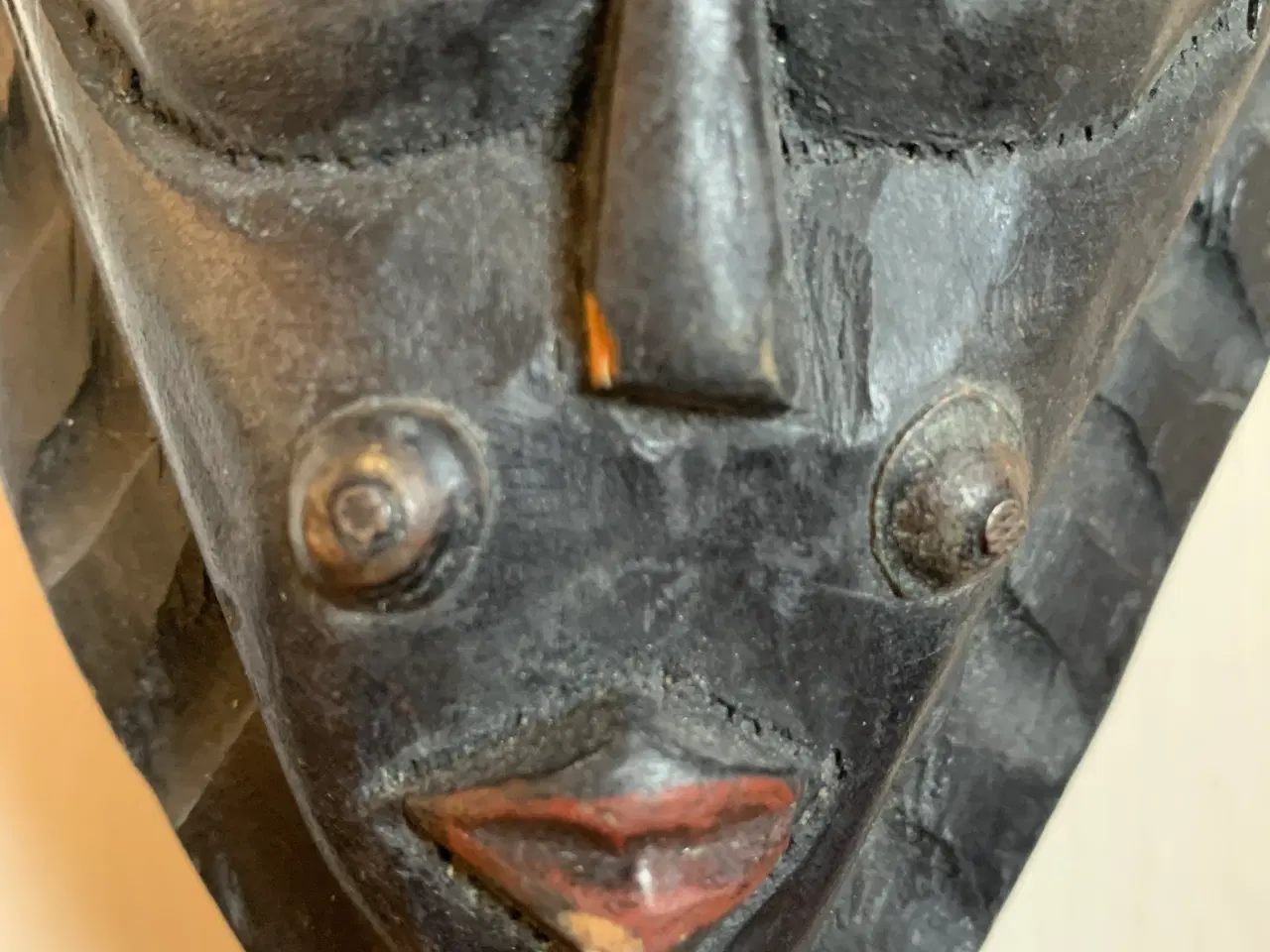 Billede 2 - Håndskåret afrikansk figur