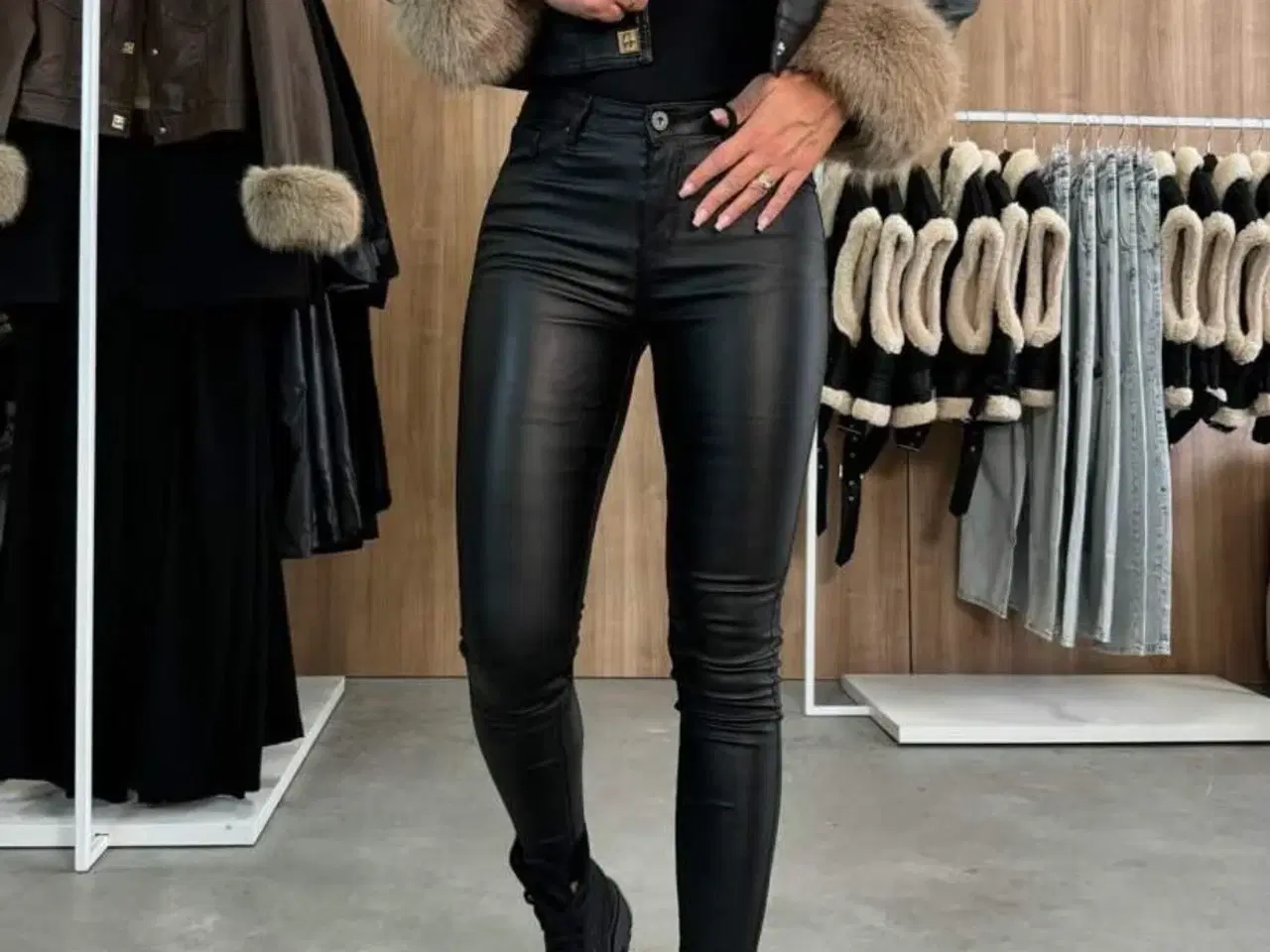 Billede 1 - Læderlook jeans 