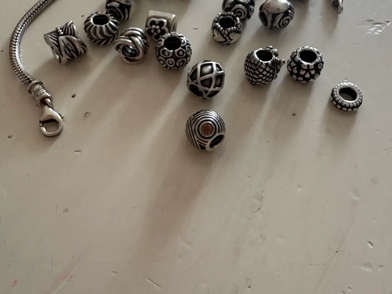 Billede 1 - Pandora armbånd & 19 charms