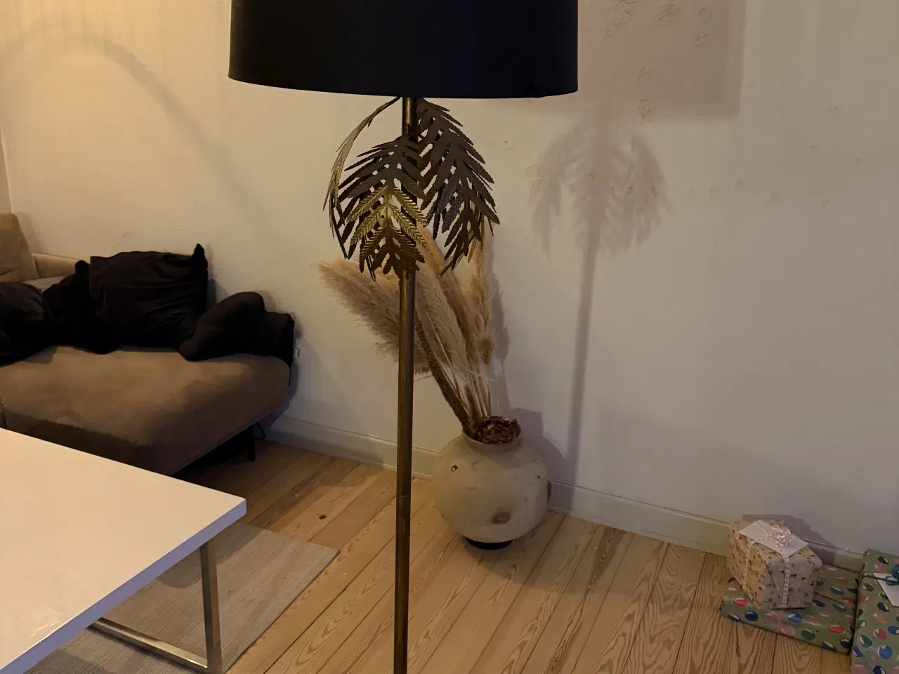 Billede 1 - Standerlampe i sort/messing