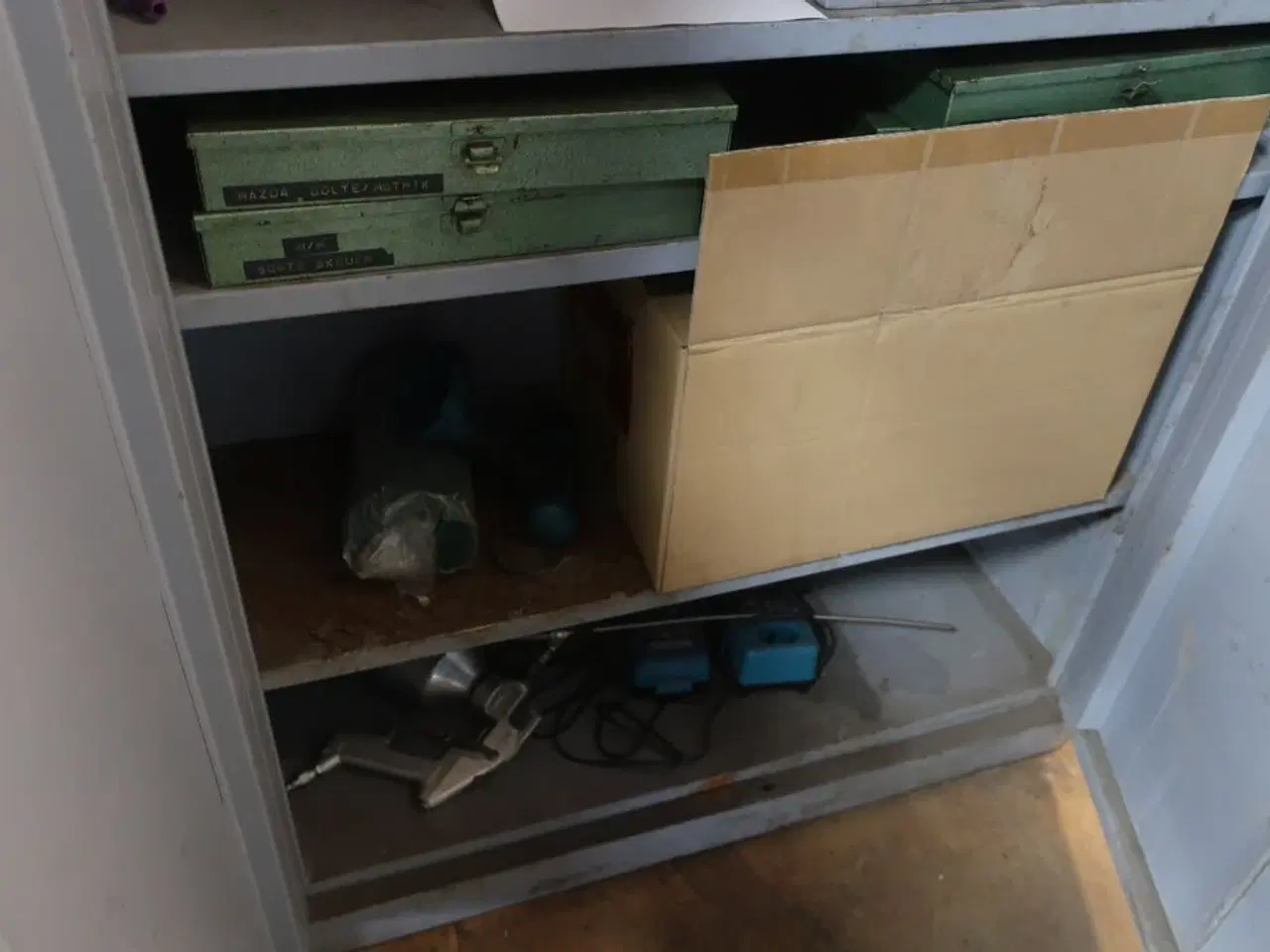 Billede 8 - Kemiskab med indhold