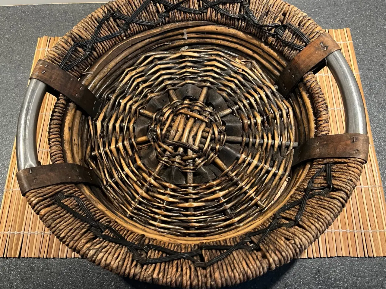 Billede 2 - Smuk vintage fletkurv m/læderdetaljer+metalhåndtag