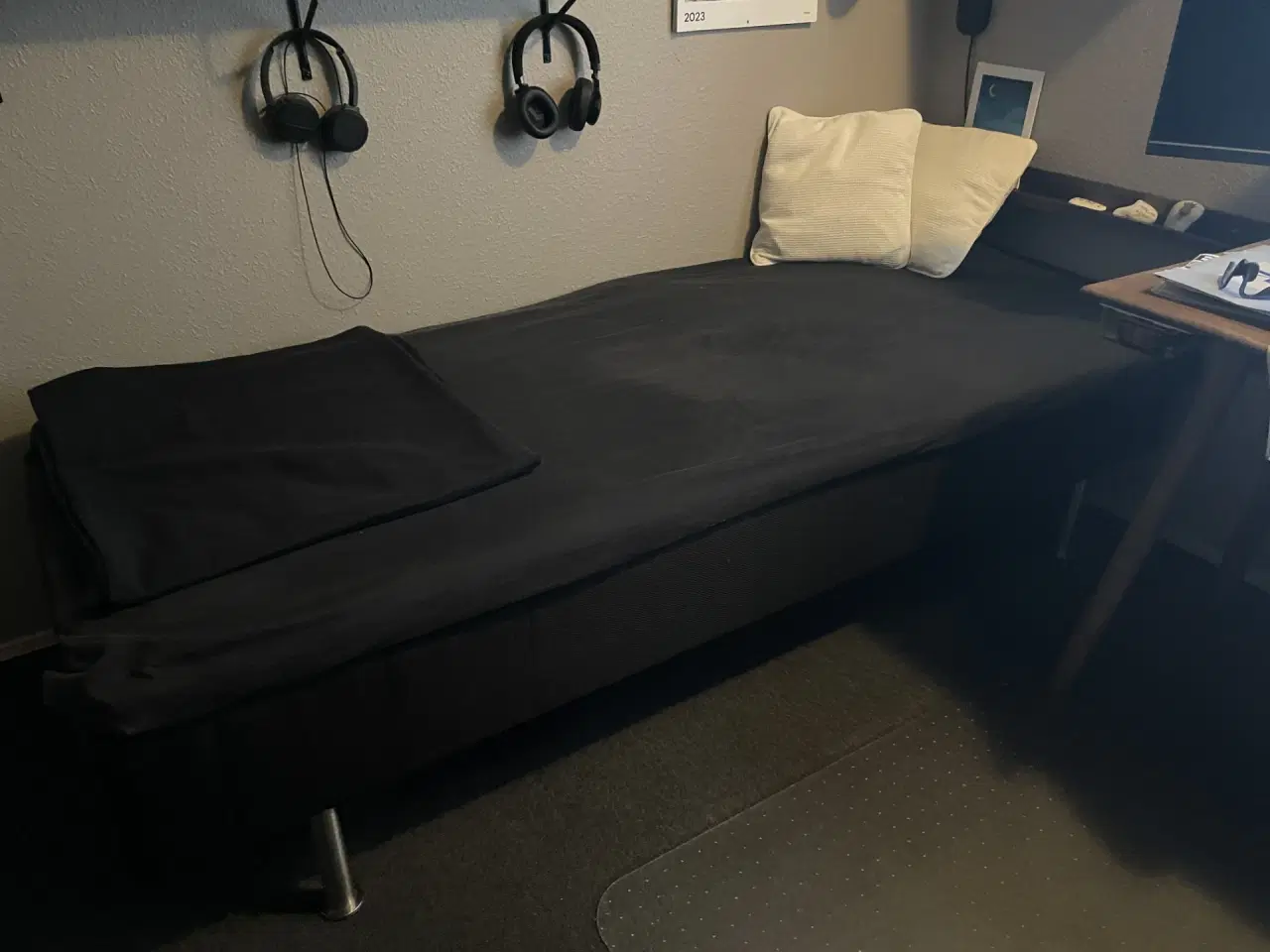 Billede 1 - Brugt flot sort box-madras med stålben