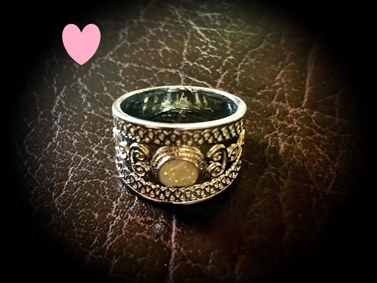 Billede 1 - * Smuk ring med lækker sten og graveringer - i Tib