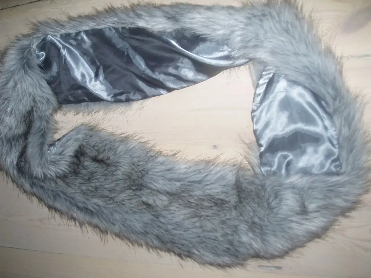 Billede 1 - Imiteret Fur tørklæde i grå