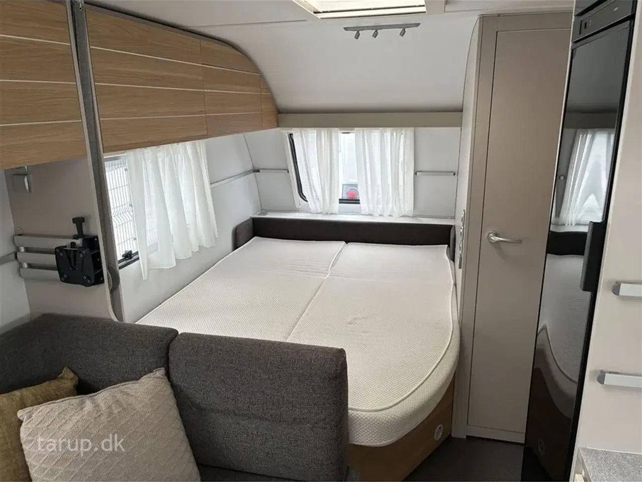 Billede 14 - 2021 - Adria Adora 613 PK Truma SX mover, Combifyr, Køjer og dobbeltseng, rund-siddegruppe og el-gulv-varme, 142 l. stort køleskab m/ frys, bluetooth højttalere, USB