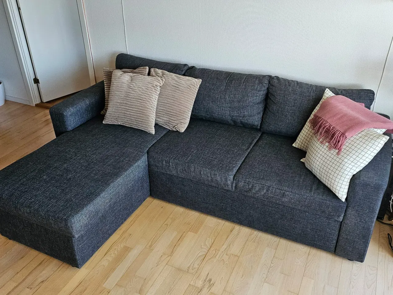 Billede 1 - Sovesofa udtrækkelig og med skuffe til dyner