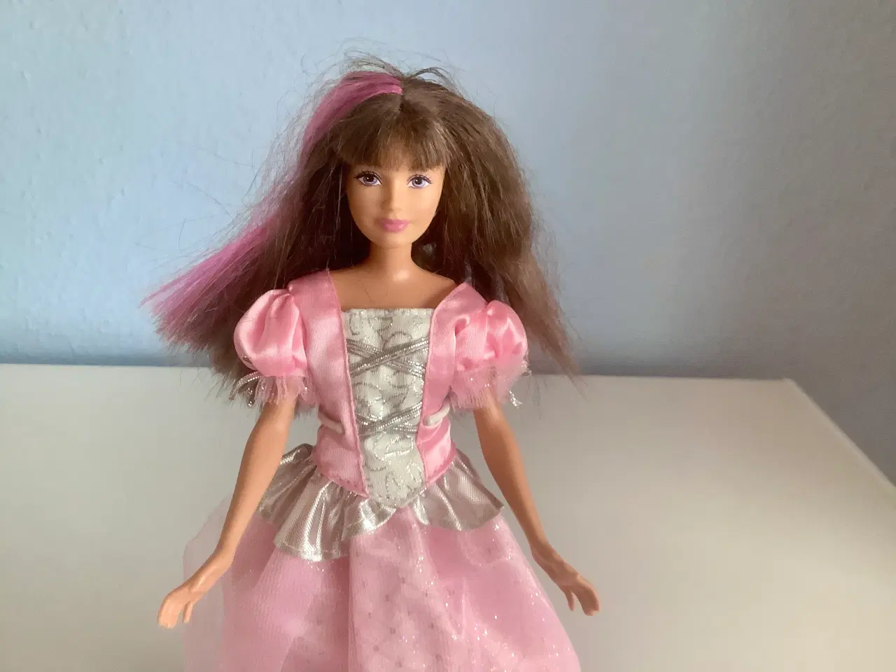 Billede 1 - Skipper Barbie med 2 kjoler.