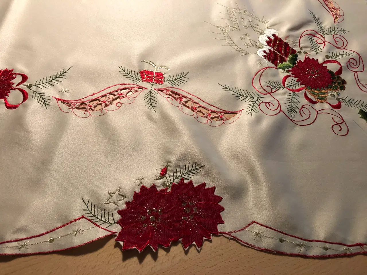 Billede 4 - Broderet juledug