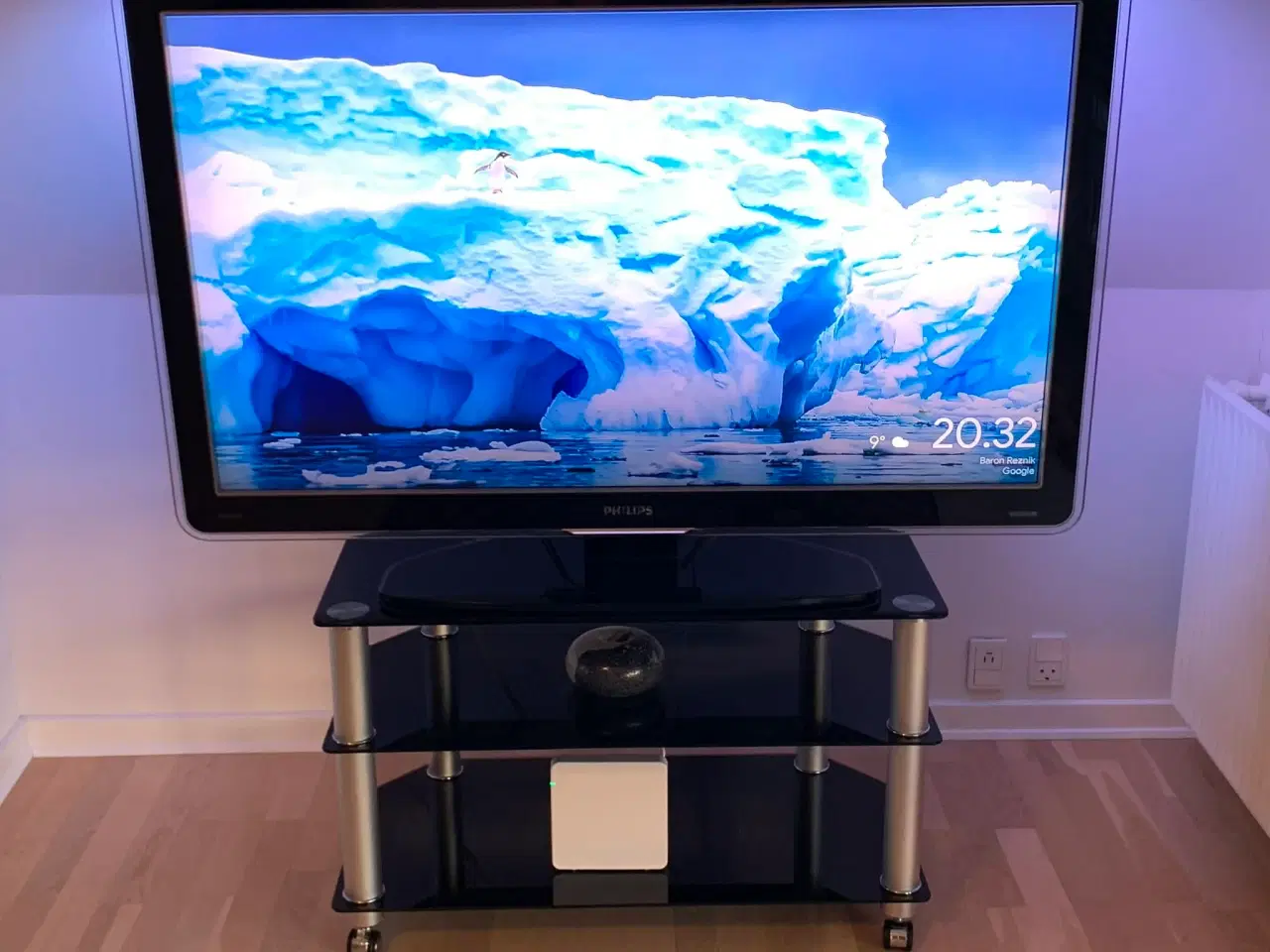 Billede 2 - Flot Philips Ambilight TV med bord på hjul