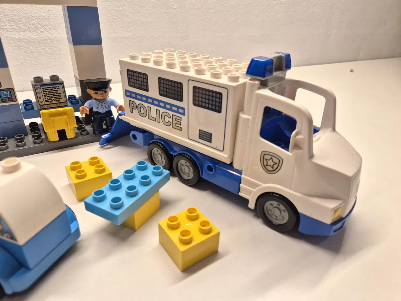 Billede 2 - Duplo Politi , Fangetransport, Politibil med blink