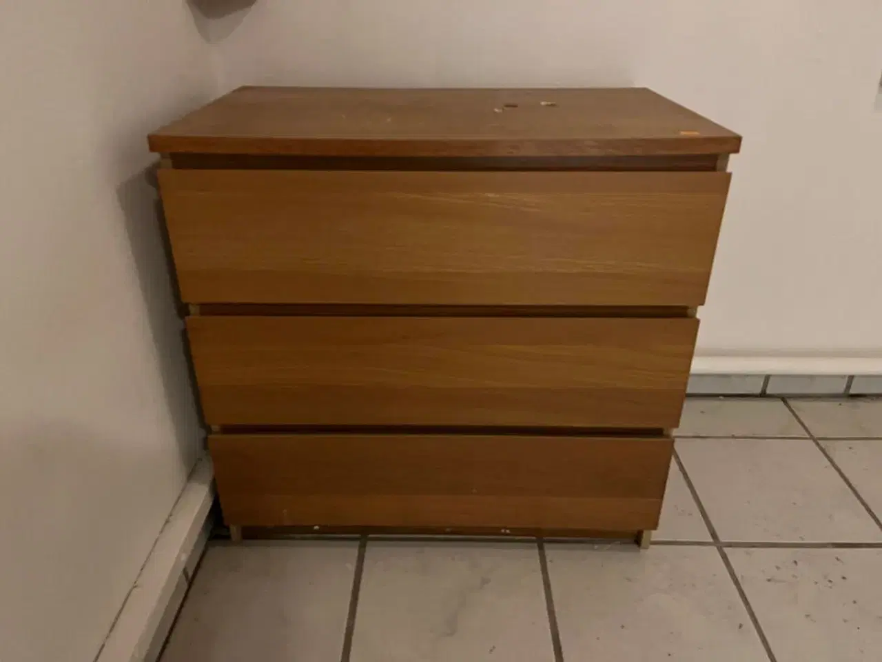 Billede 2 - Spisebord, 2 stk. stole og kommode