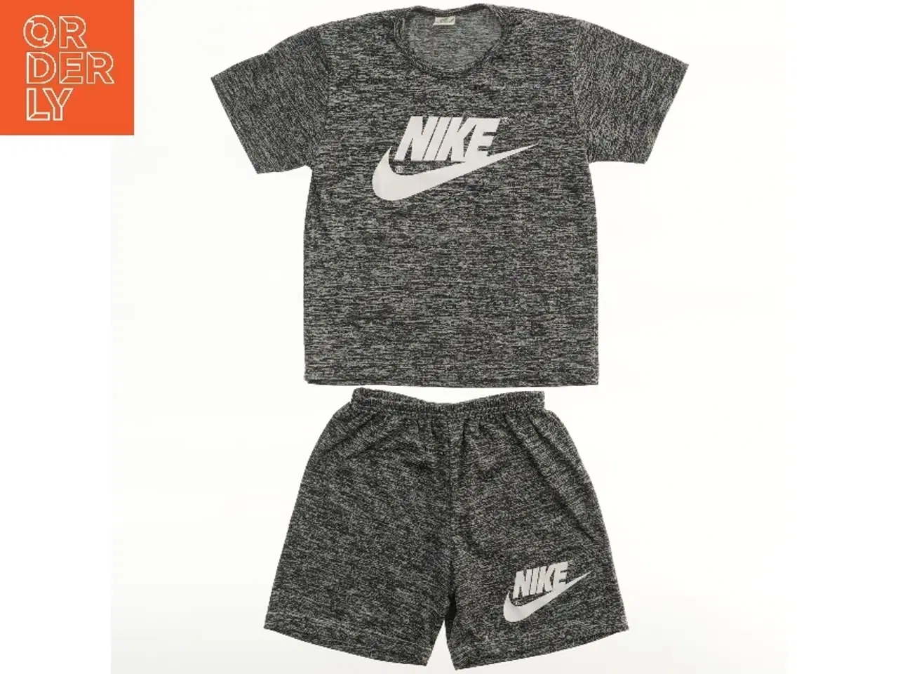 Billede 1 - Nike T-shirt og shorts sæt fra Nike (str. 116)