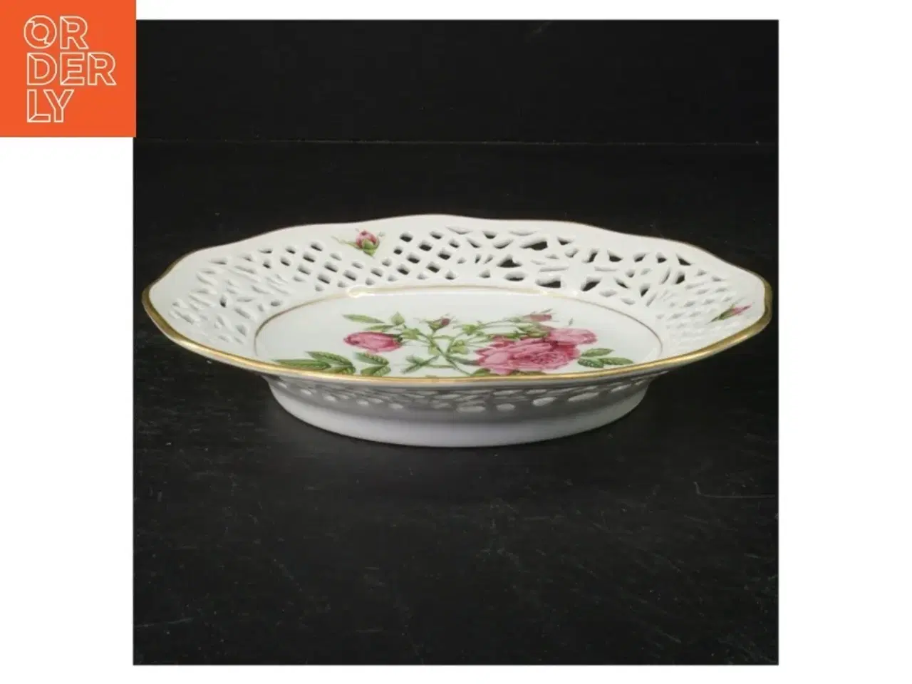 Billede 6 - Porcelænstallerken med gennembrudt kant og rosendekoration fra Firkløveren