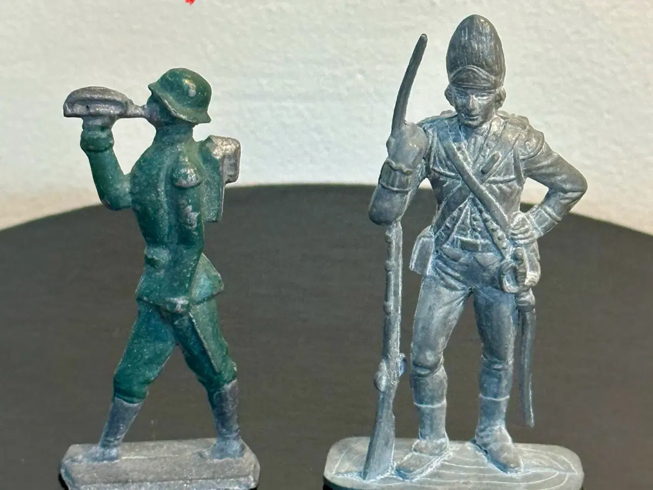 Billede 1 - To ældre soldatfigurer af tin sælges.