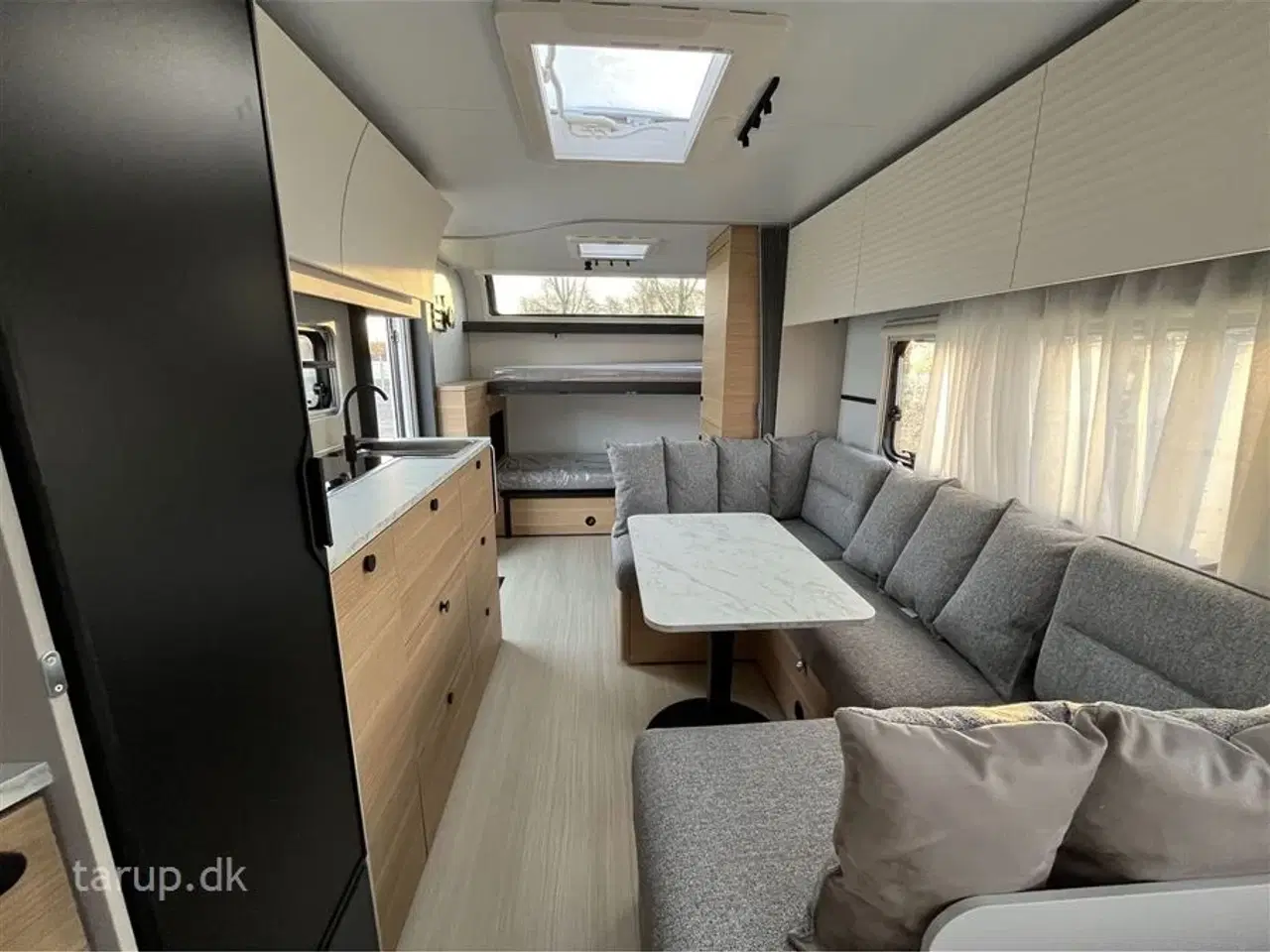 Billede 18 - 2026 - Adria Adora 613 PK Teen Køjesenge (3) og dobbeltseng, rund-siddegruppe og L-sidegruppe, SmartBox opbevaring, Truma Combi 6E, el-gulv-varme, 142 l. stort køleskab m/ frys