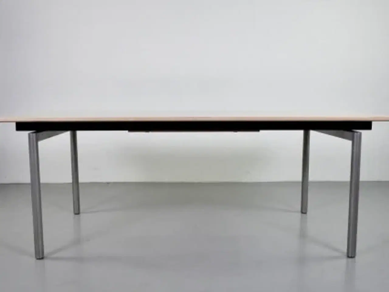 Billede 4 - Konferencebord fra paustian med plade i birk, med udtræk.