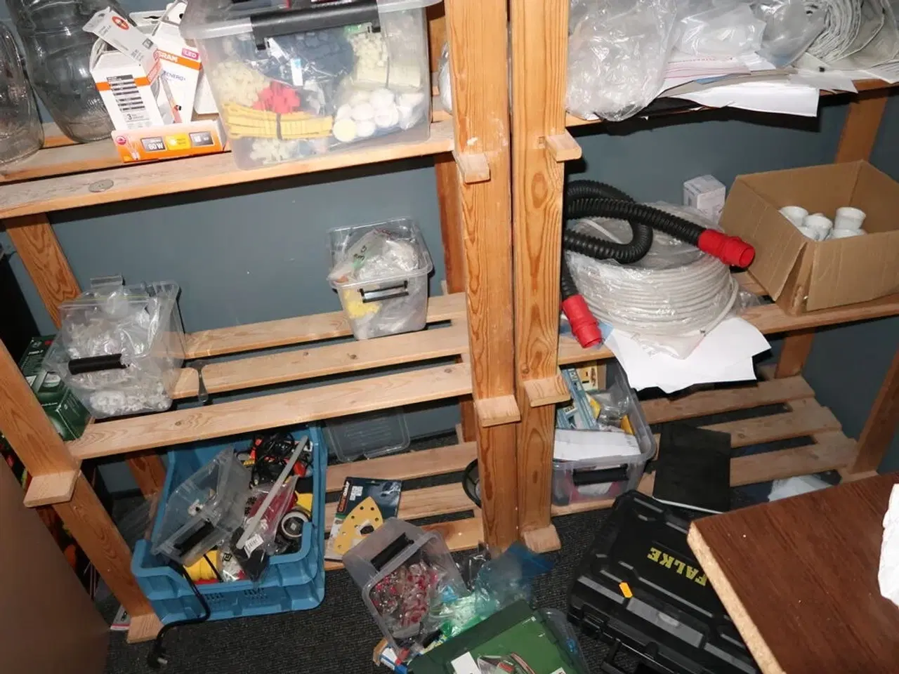 Billede 3 - 2 stk. reoler med div. Værktøj m.m.