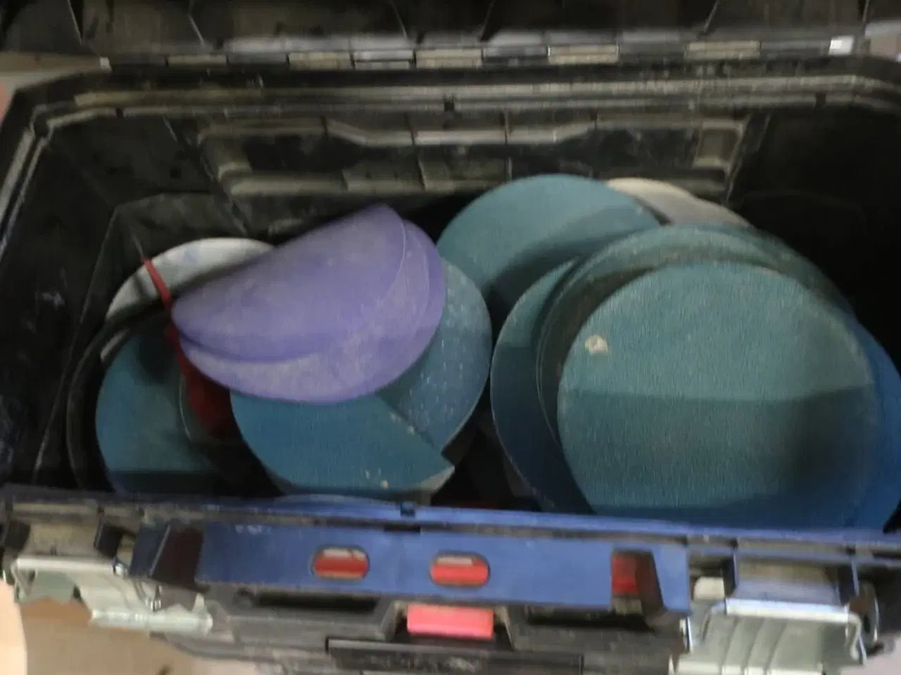 Billede 5 - Værktøjskasse og 2 flyttekasser med slibepapir