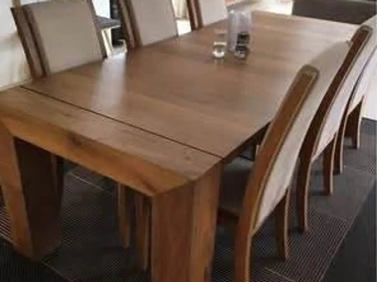 Billede 1 - Spisebord i udsøgt kvalitet med stole