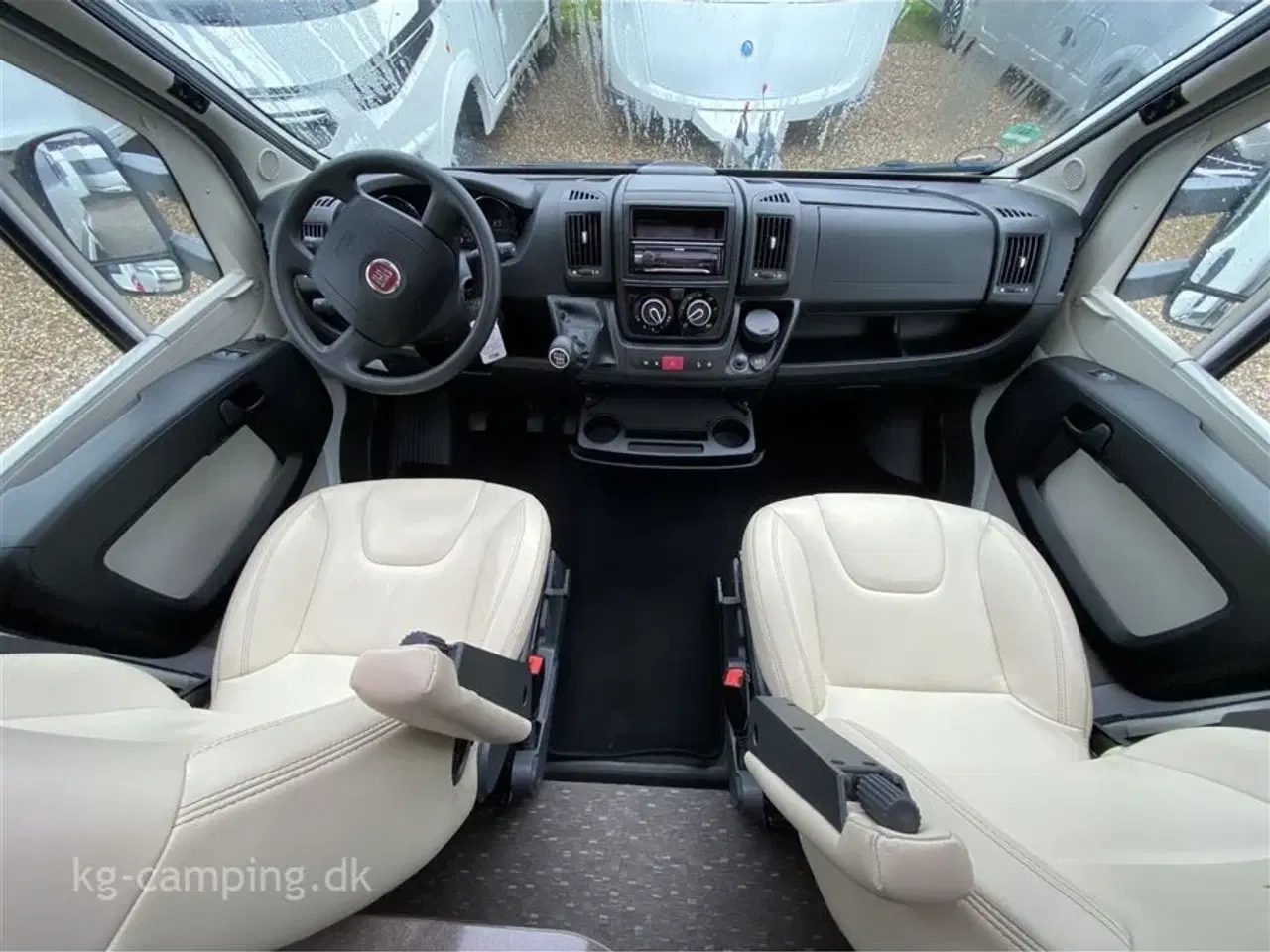 Billede 11 - 2015 - Adria Coral Plus 670 SL Flot Adria Coral med lækre læder sæder.