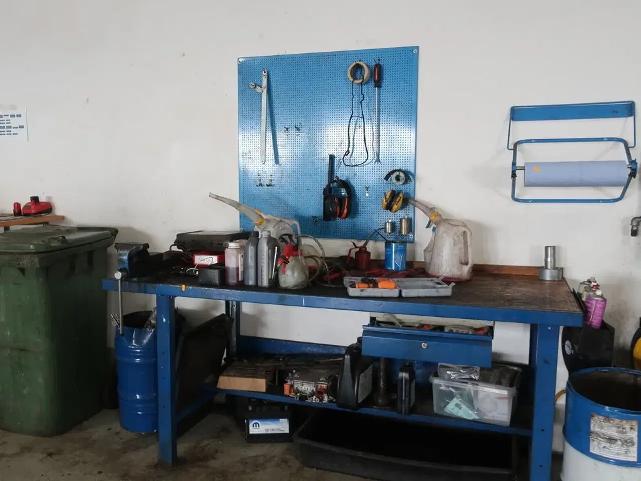 Billede 1 - Værkstedsbord med indhold, tavle samt papirdispenser