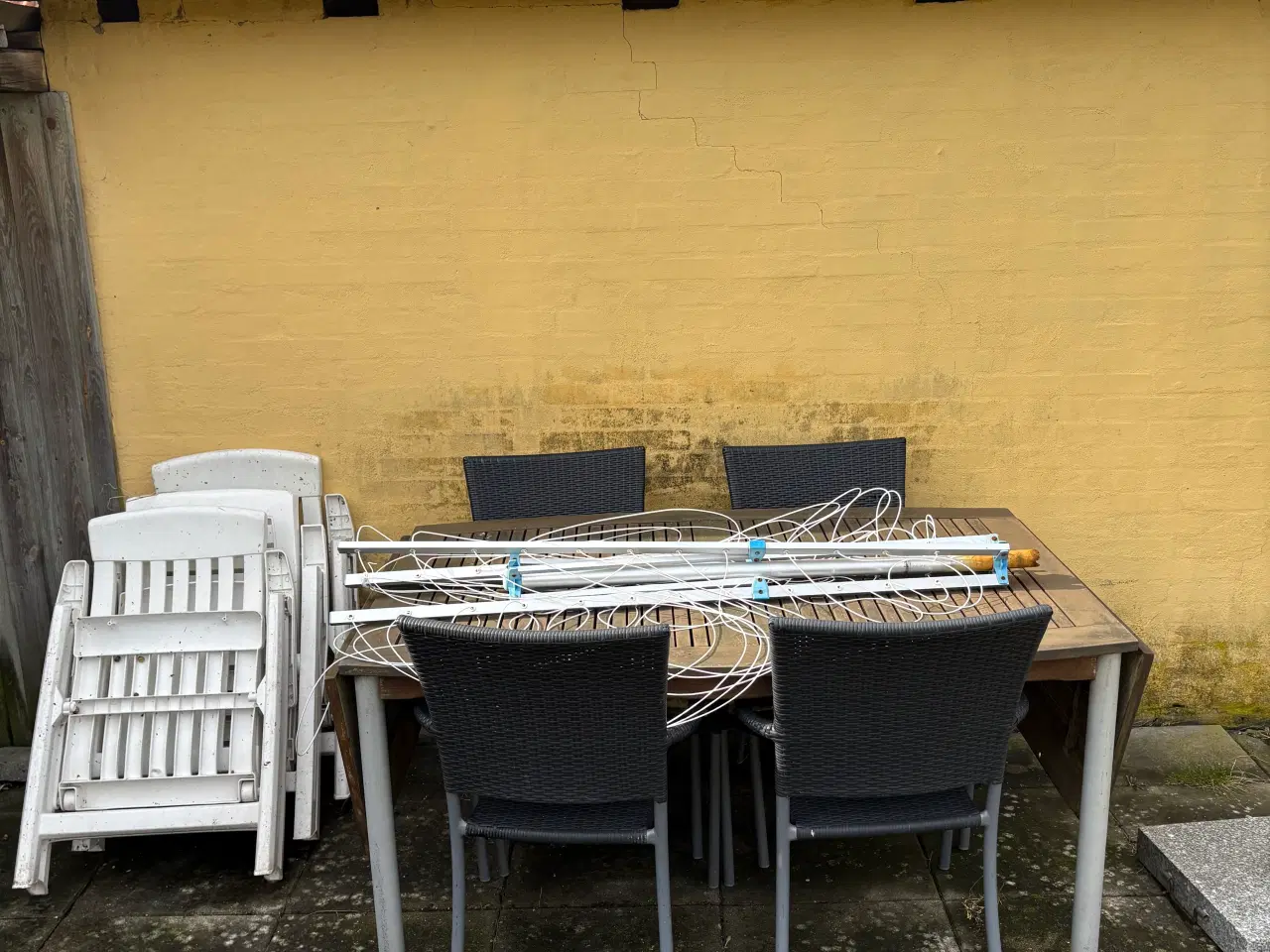 Billede 1 - Havebord med 4 stole, 4 plastikstole og et tørres 