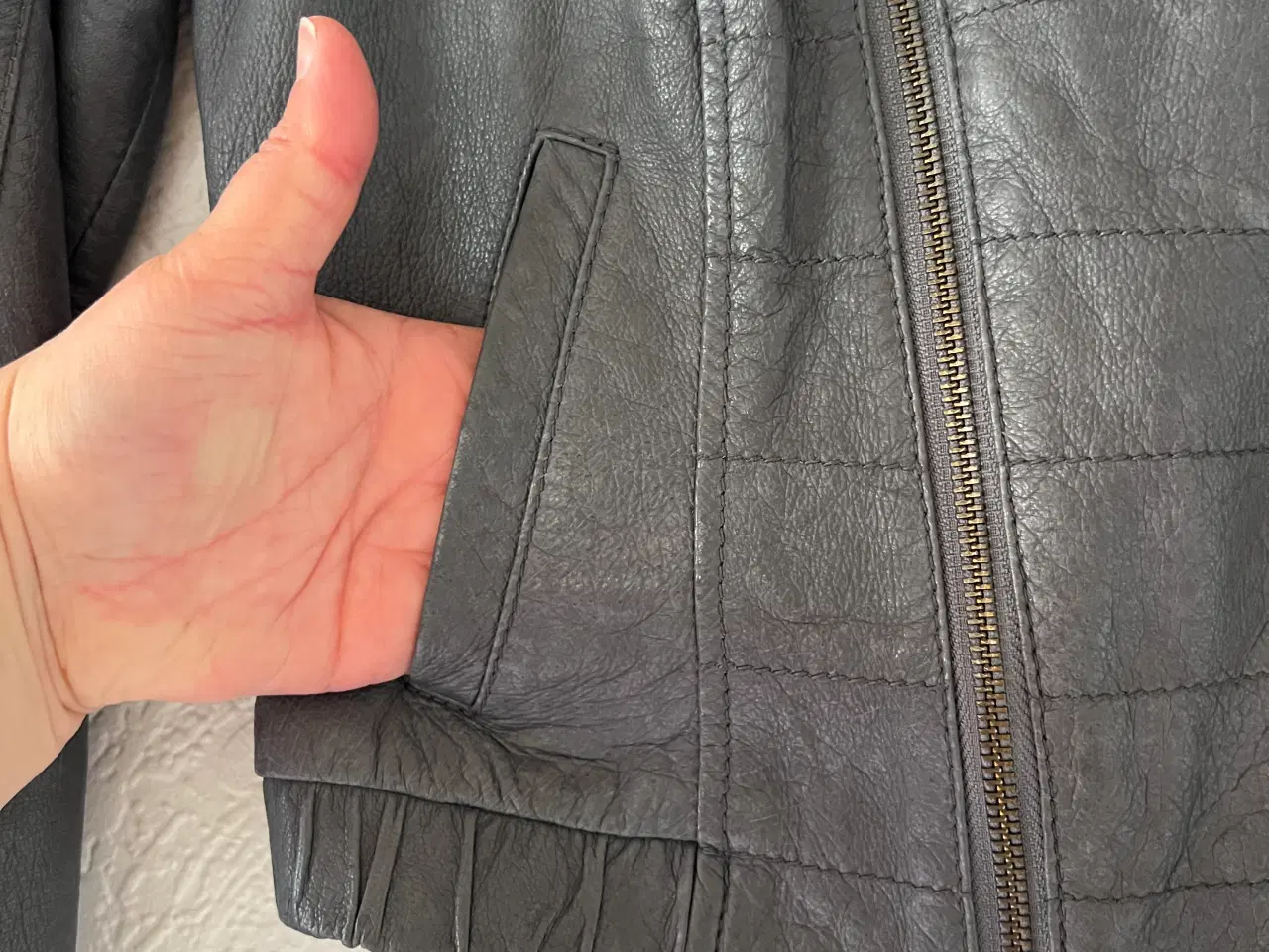 Billede 4 - Grå Skindjakke fra Phobia. (Str. 36)