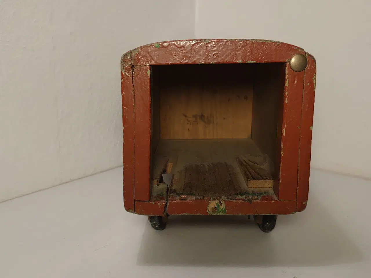 Billede 4 - Fængselslegetøj: Kassevogn/flyttebil. Ca 1940