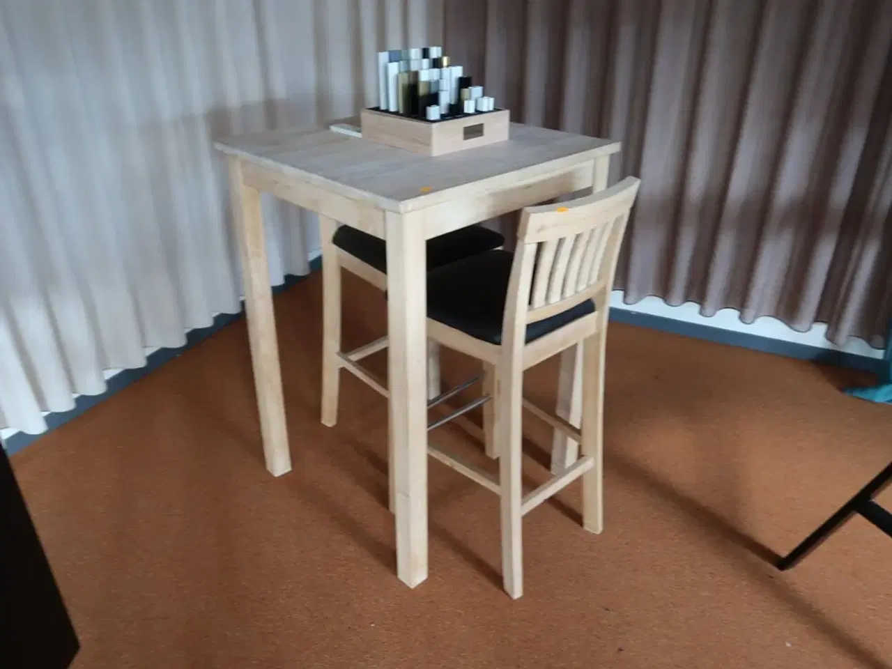 Billede 1 - Barbord med 2 stk. barstole