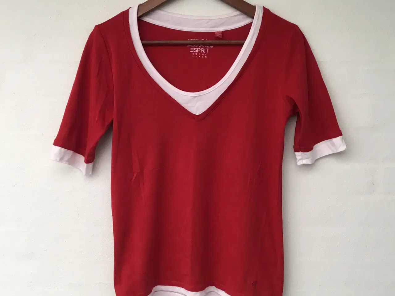 Billede 1 - Esprit smart rød bluse t-shirt str. m med hvid kon