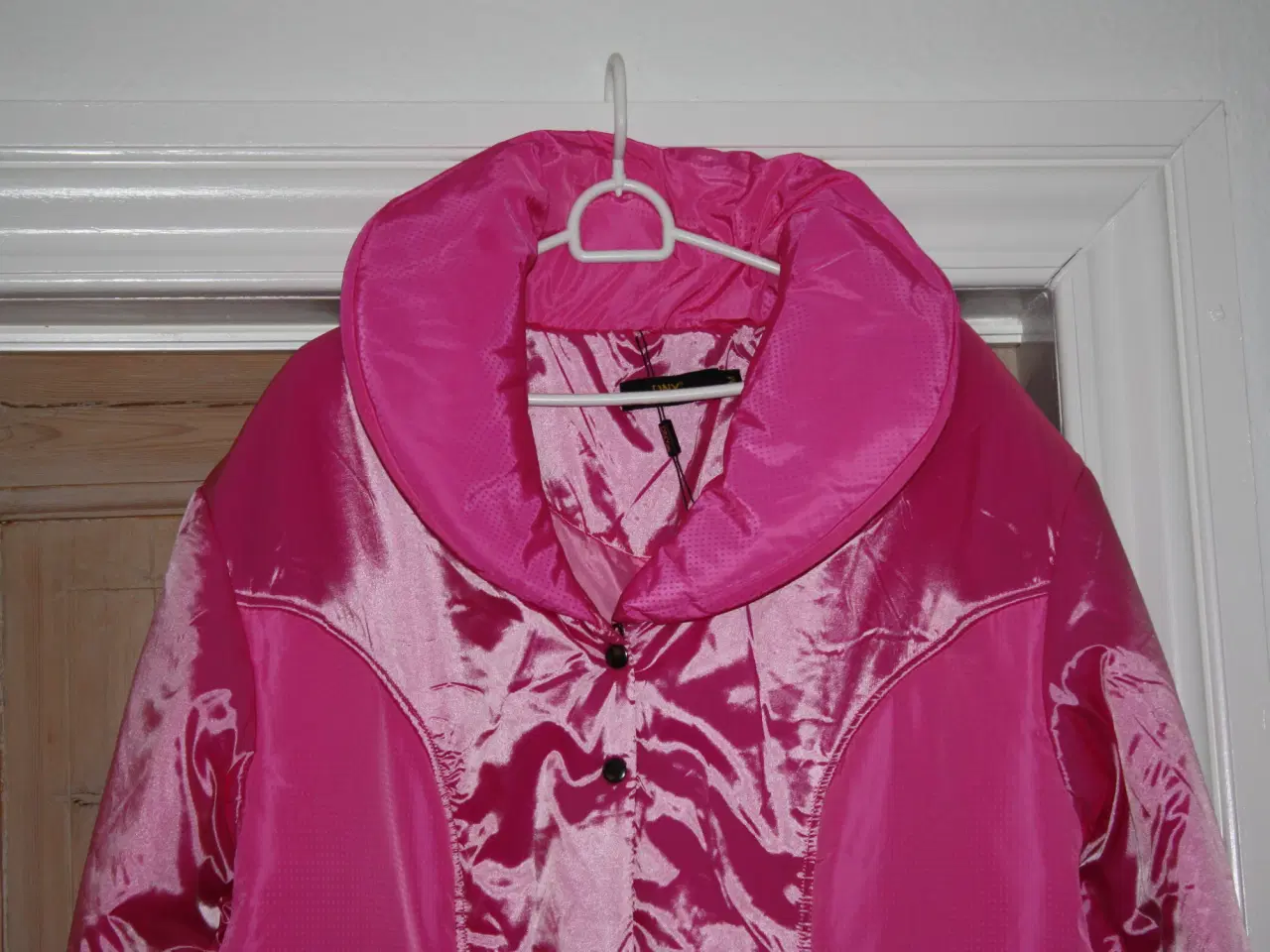 Billede 2 - Jakke fra DNY Cph str. M Stor i størrelsen