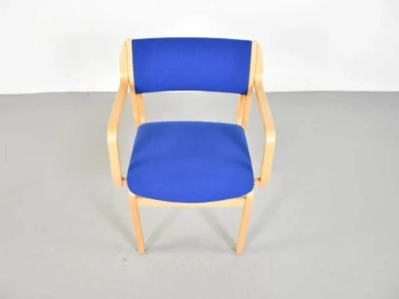 Billede 5 - Farstrup konference-/mødestol i bøg med blåt polster, med armlæn