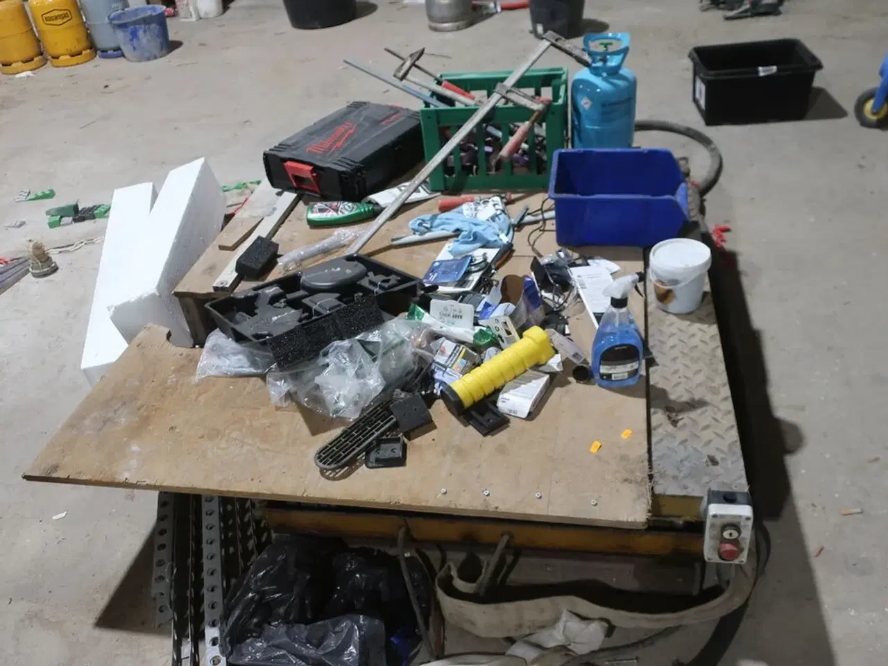 Billede 2 - Saksløftebord med indhold