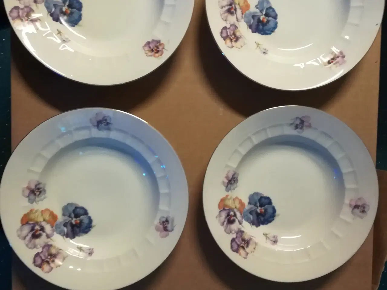 Billede 4 - Tallerkner med blomstermotiv stedmoderblomst