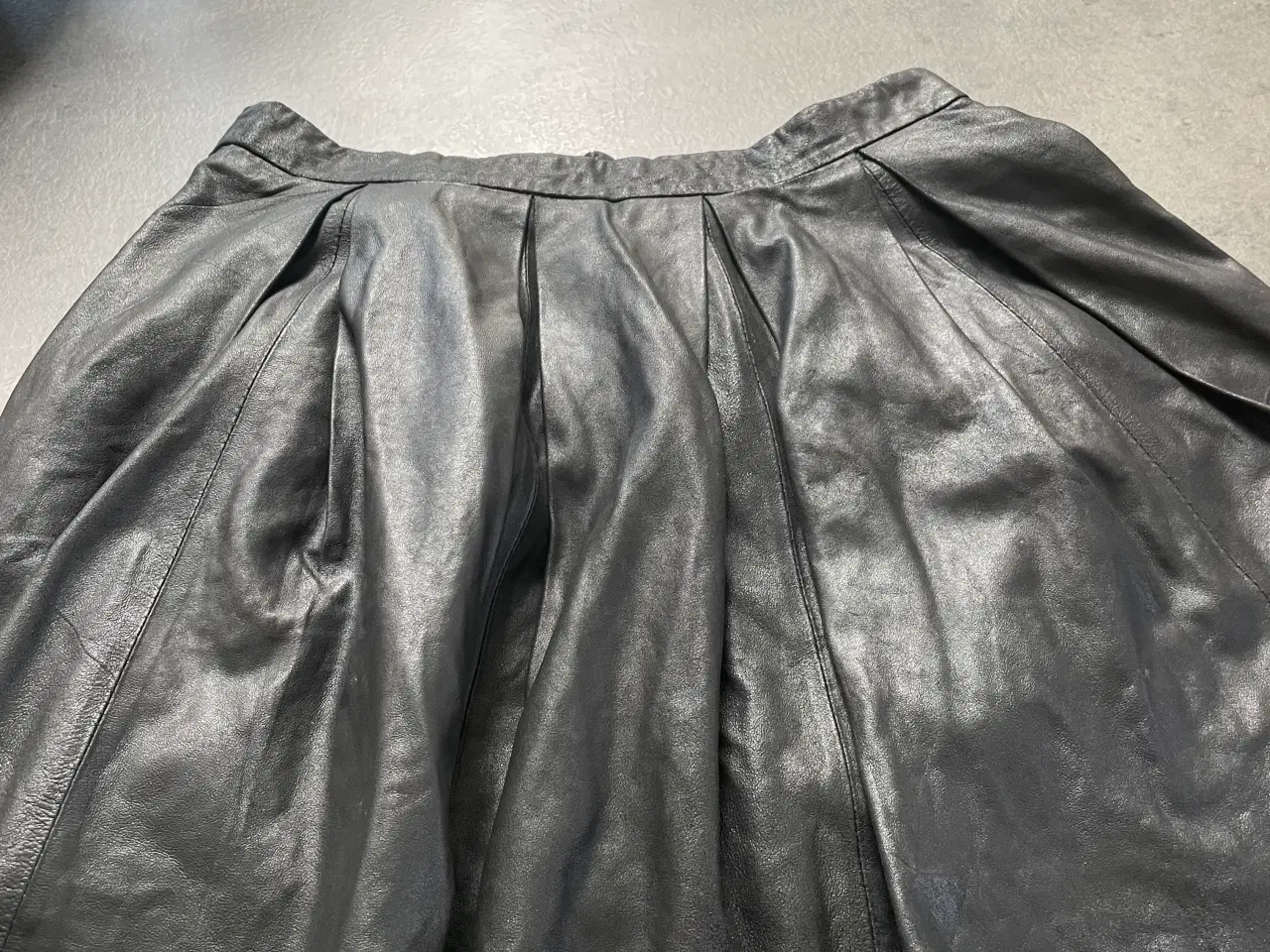 Billede 1 - Nederdel i skind sort str L