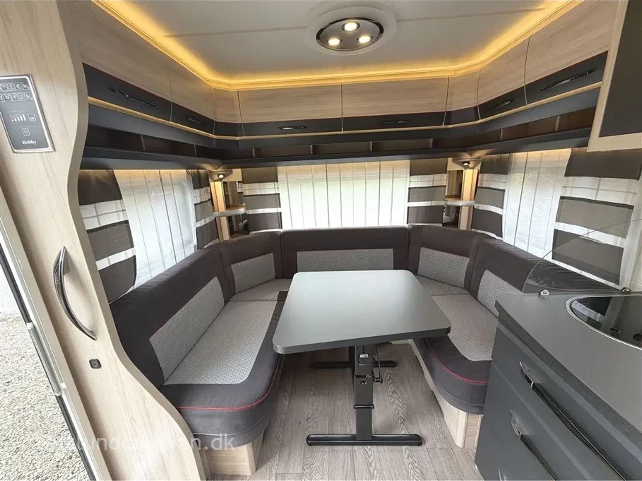 Billede 3 - 2016 - Hobby De Luxe Edition 460 UFe   Superflot og velholdt, POPULÆR VOGN MED DOBBELTSENG.