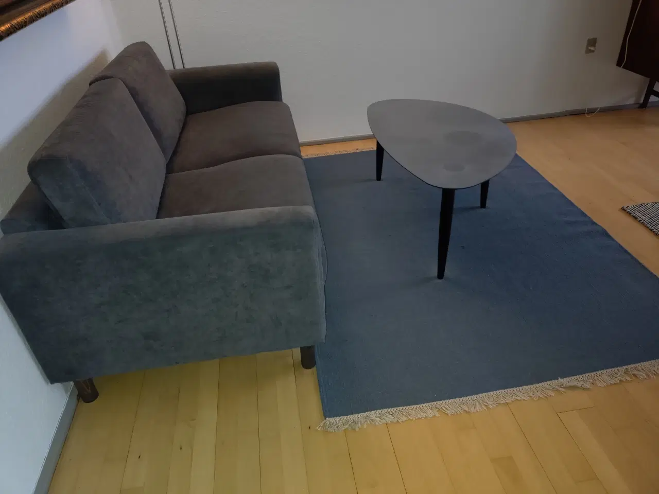 Billede 1 - Sofa 2 pers. sofabord og tæppe.