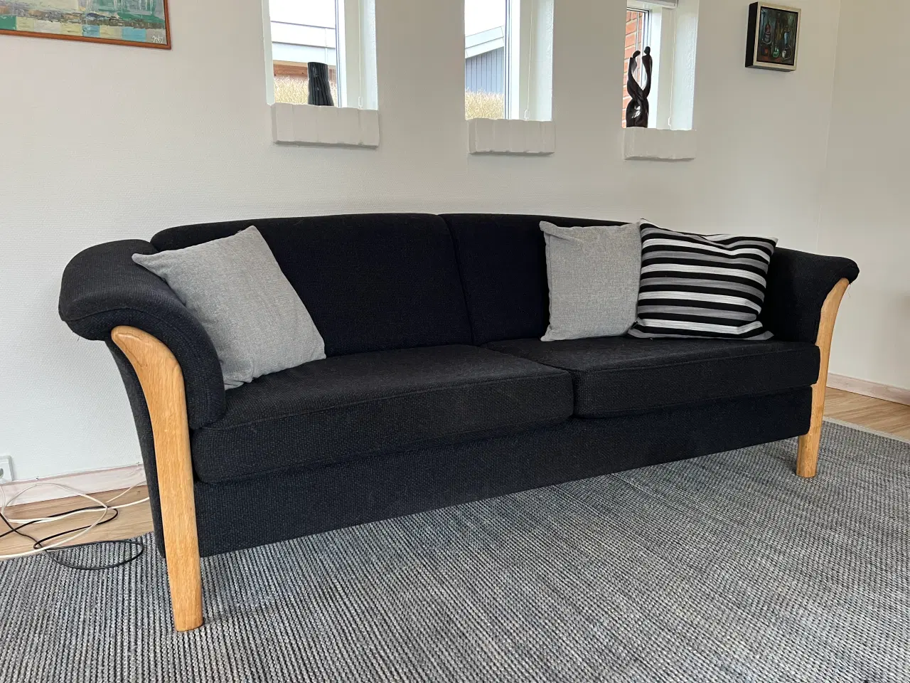 Billede 2 - Sofa med sort stof og træramme i hvidolieret eg