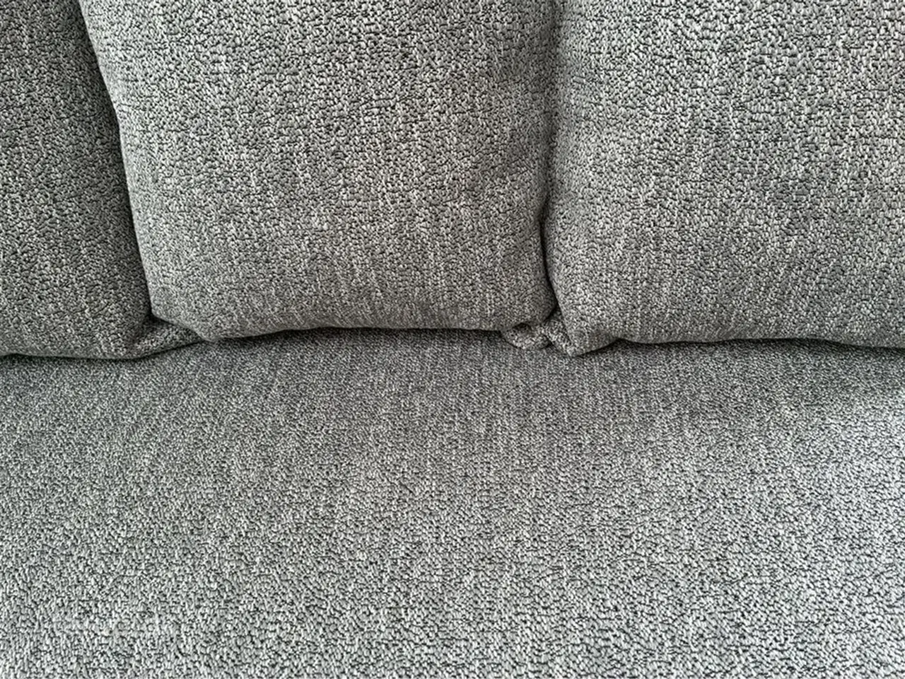 Billede 8 - 2026 - Adria Adora 663 UT Alde   ALDE centralvarme, elektrisk gulvvarme, frontkøkken, rundsiddegruppe, SmartBox gaskasse opbevaring, stort køleskab, enkeltsenge