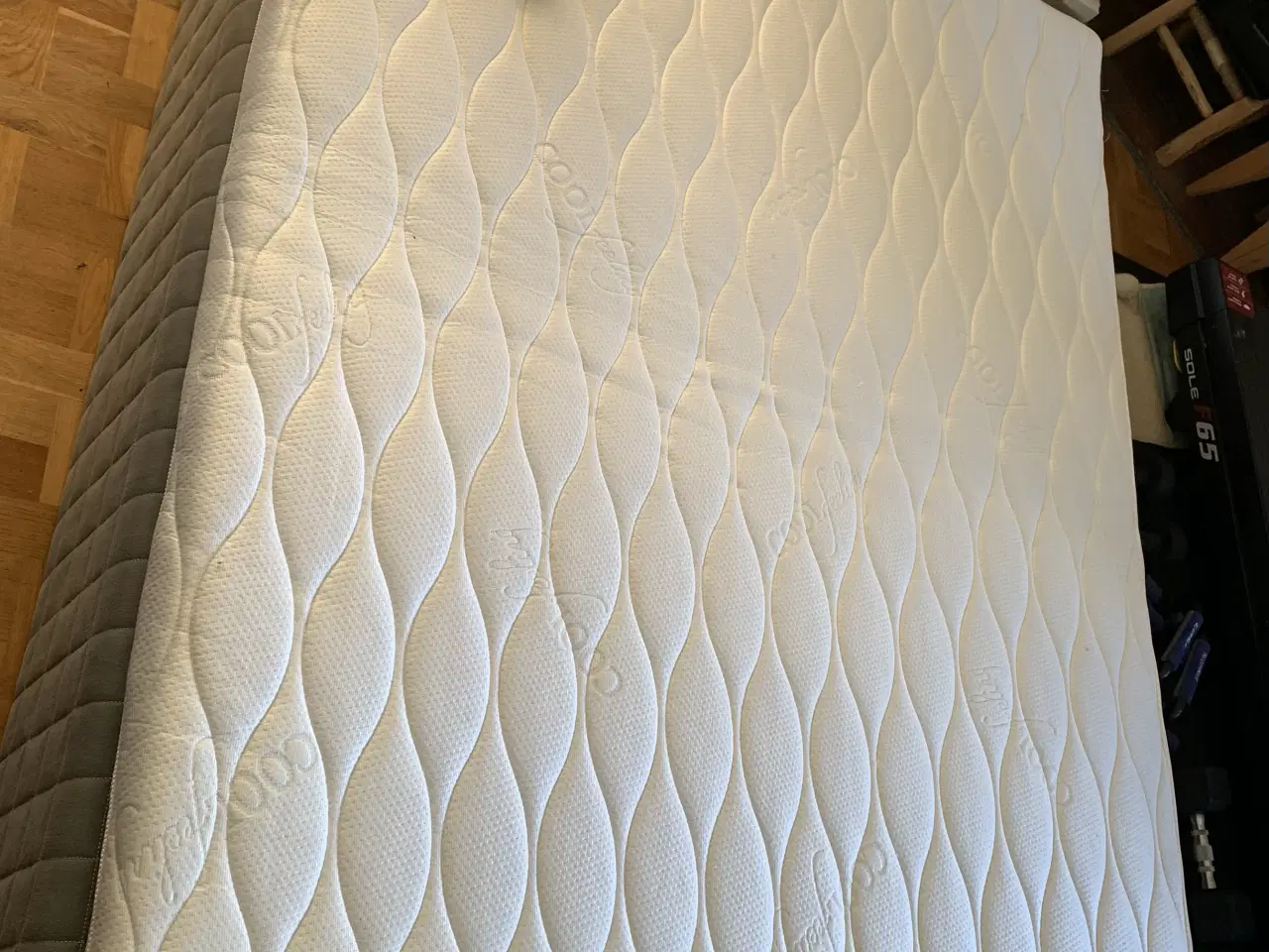 Billede 1 - IKEA SKOTTERUD boxmadras, 140 x 200 cm – grå/hvid