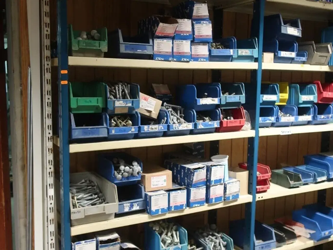 Billede 2 - 4 fag reoler inkl. indhold (se billeder)