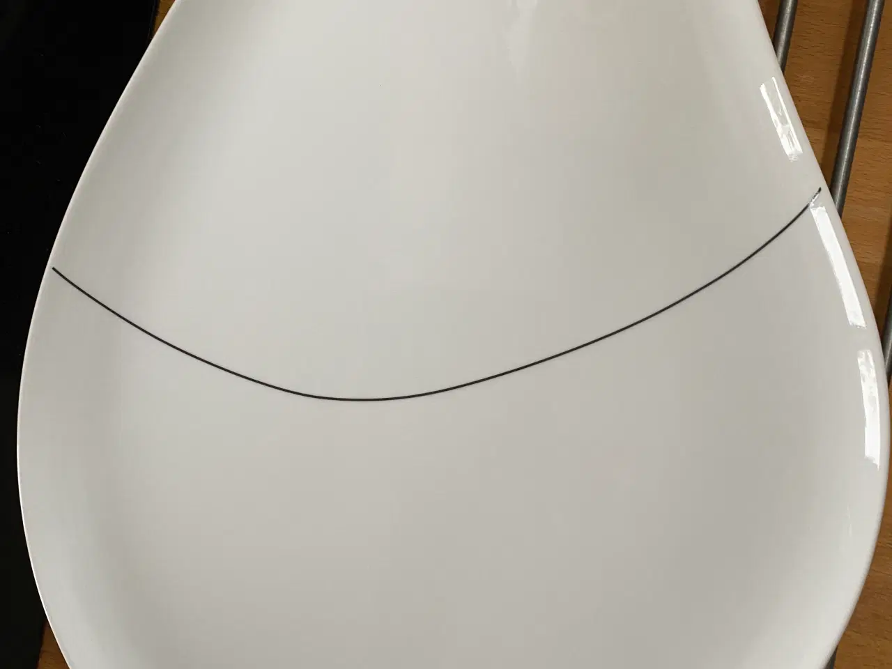 Billede 1 - Glasfad, stort, hvidt med sort stribe