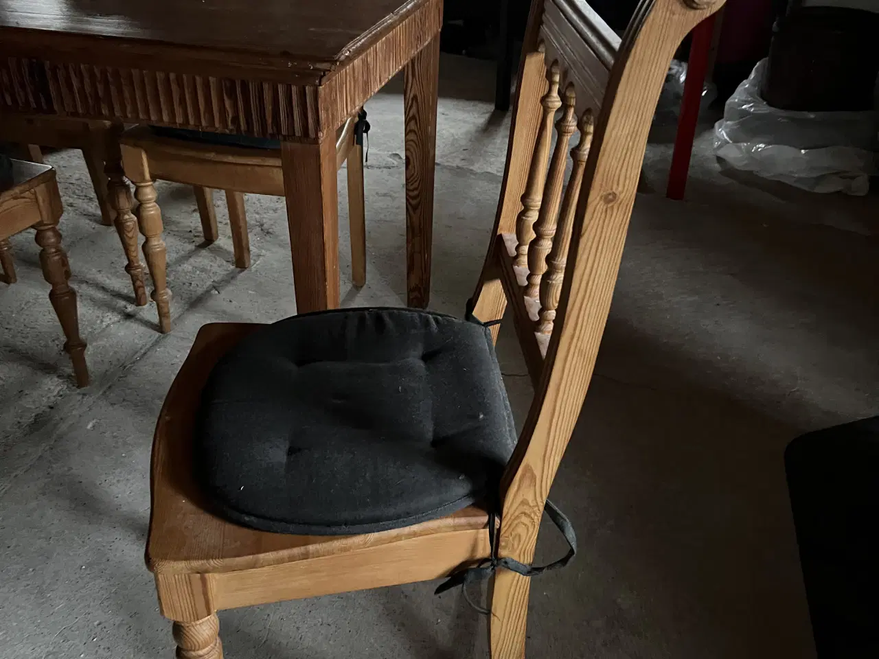 Billede 2 - Spisebord med medfølgende 8 stole