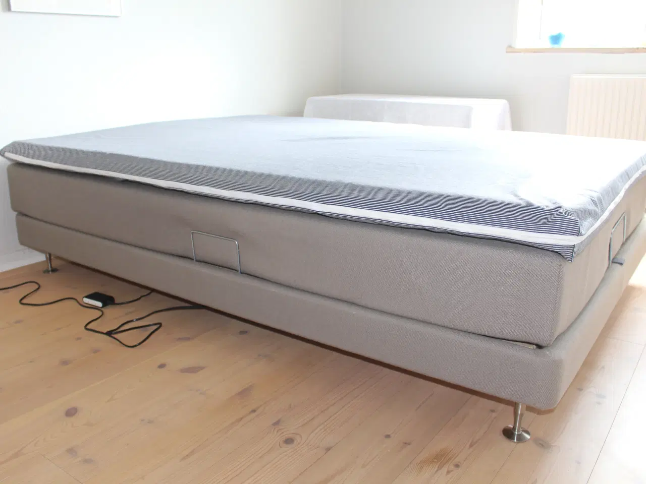 Billede 1 - Elevationsseng 140*200*45cm sælges uden topmadras.