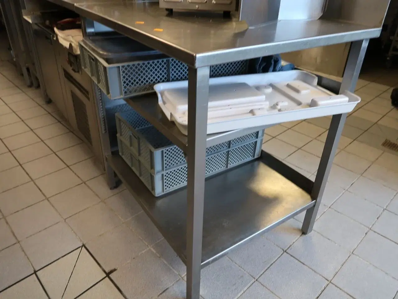 Billede 3 - Rustfri stålbord med indhold (brødrister medfølger ikke)