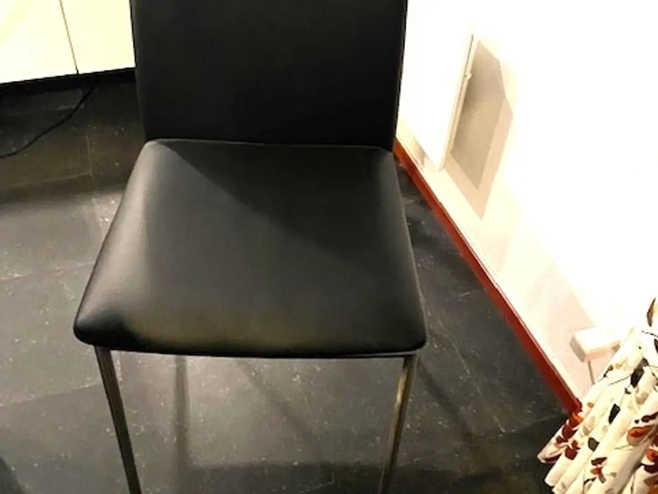 Billede 2 - 4 Skovby stole, læder sort og bord