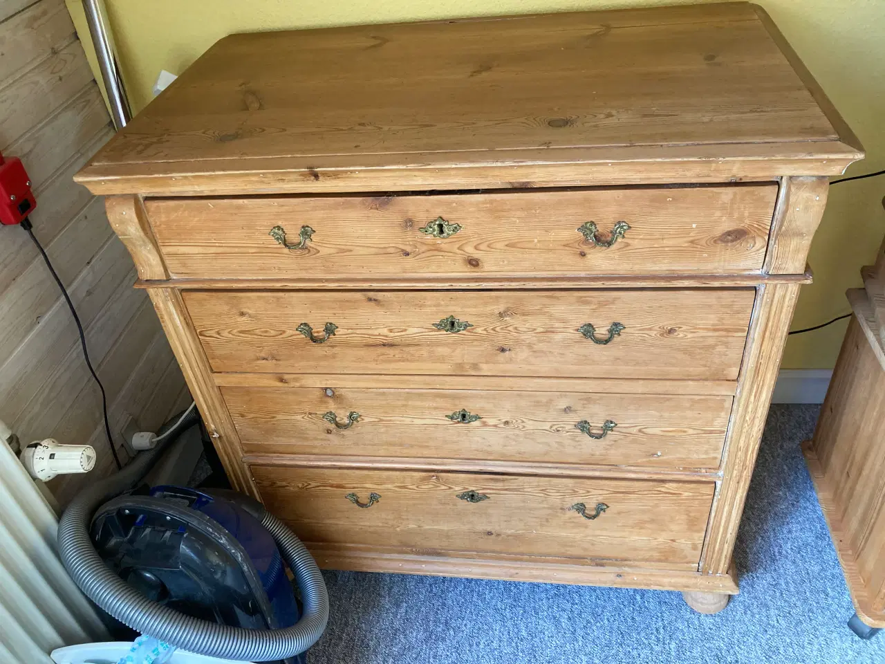 Billede 1 - Gammel fyrretræskommode