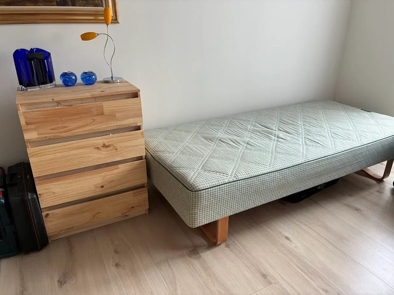 Billede 1 - En enkeltseng, Chess, 200 cm x 90 cm. KUN 249 kr.